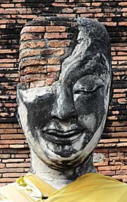 Broken Buddhahead in Ayutthaya by Asienreisender